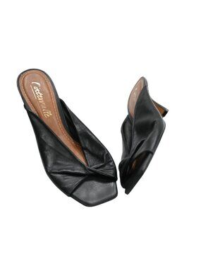 L'intervalle Suva Leather Sandal in Black